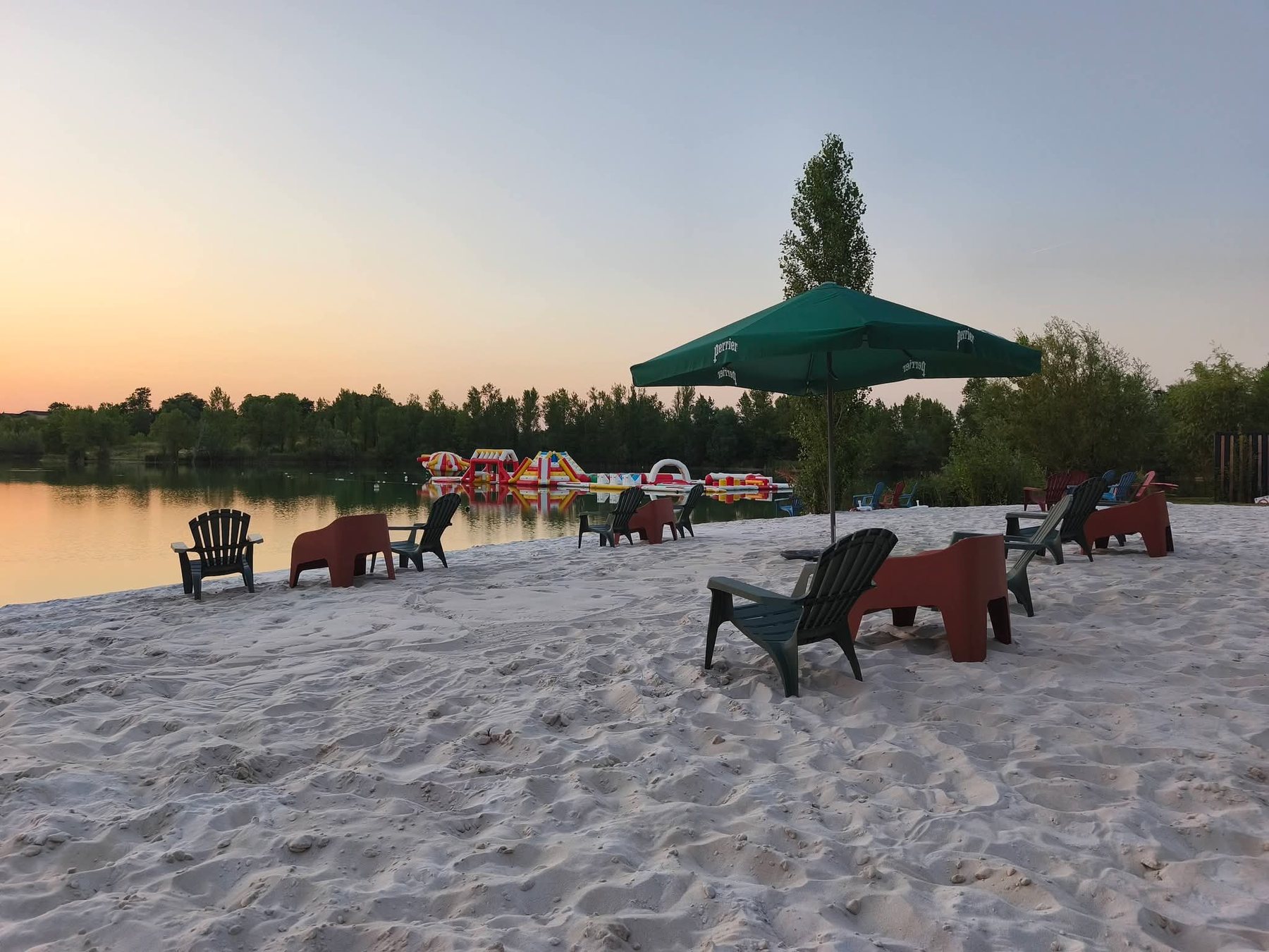 Aquapark et terrasse de sable au bord du lac