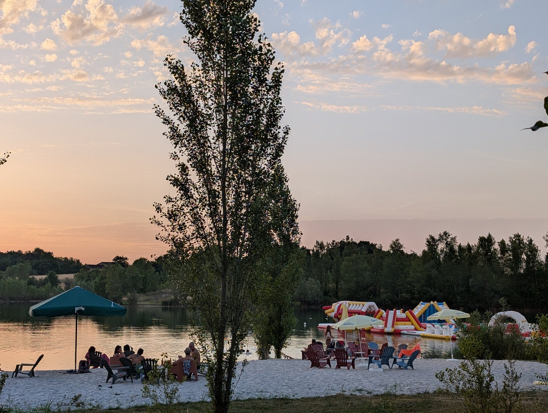 Plage de sable et aquapark au coucher du soleil